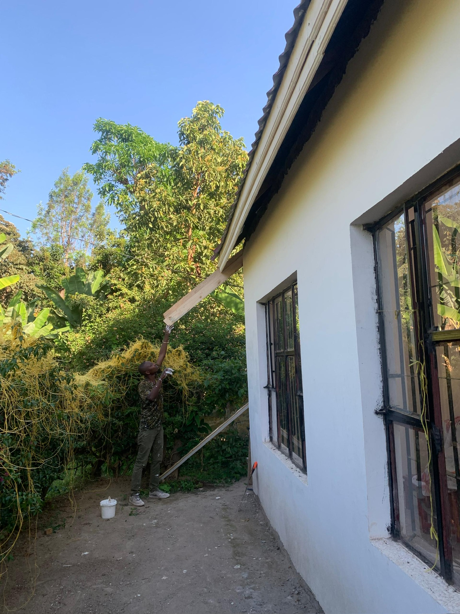 picture of outside of school building